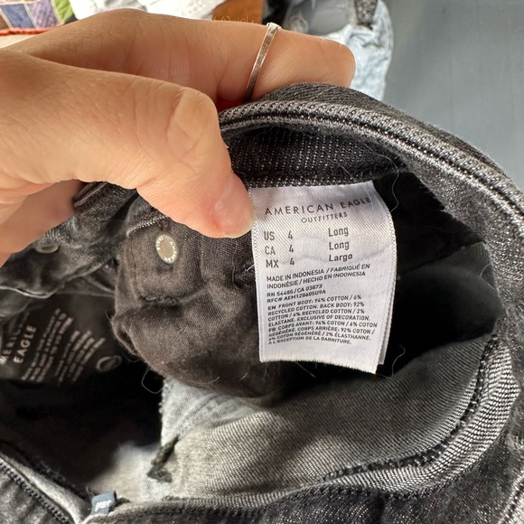 American Eagle strigid mom jeans size 4 long - Picture 2 of 4